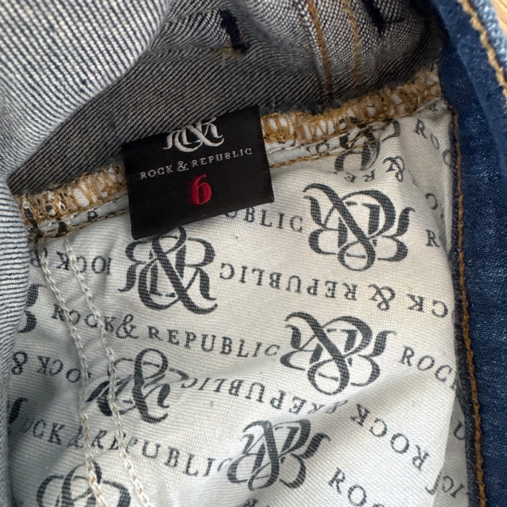 Rock and Republic distressed straight leg jeans. Size 6 - Picture 4 of 7